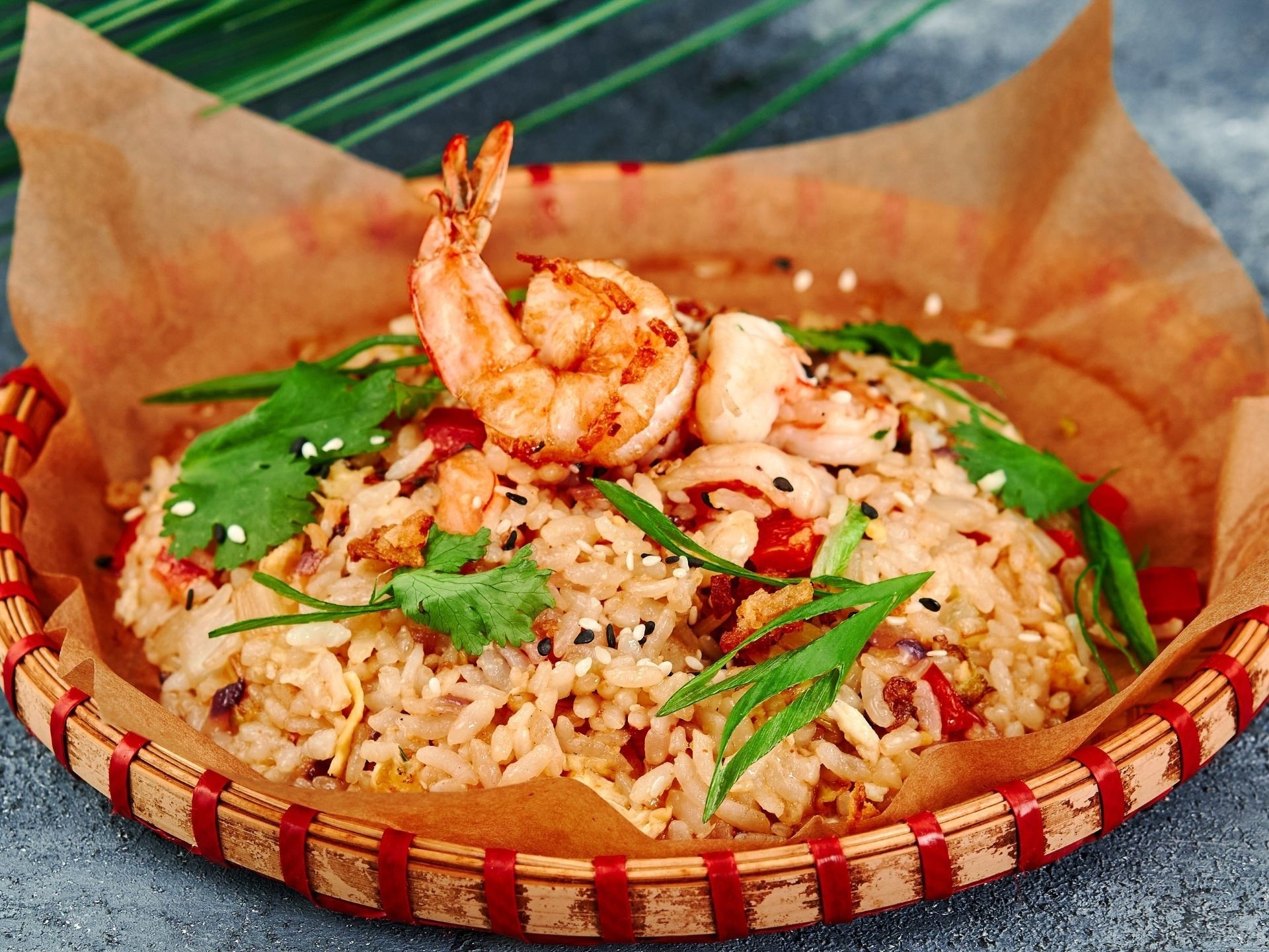 Жареный рис с креветками терияки