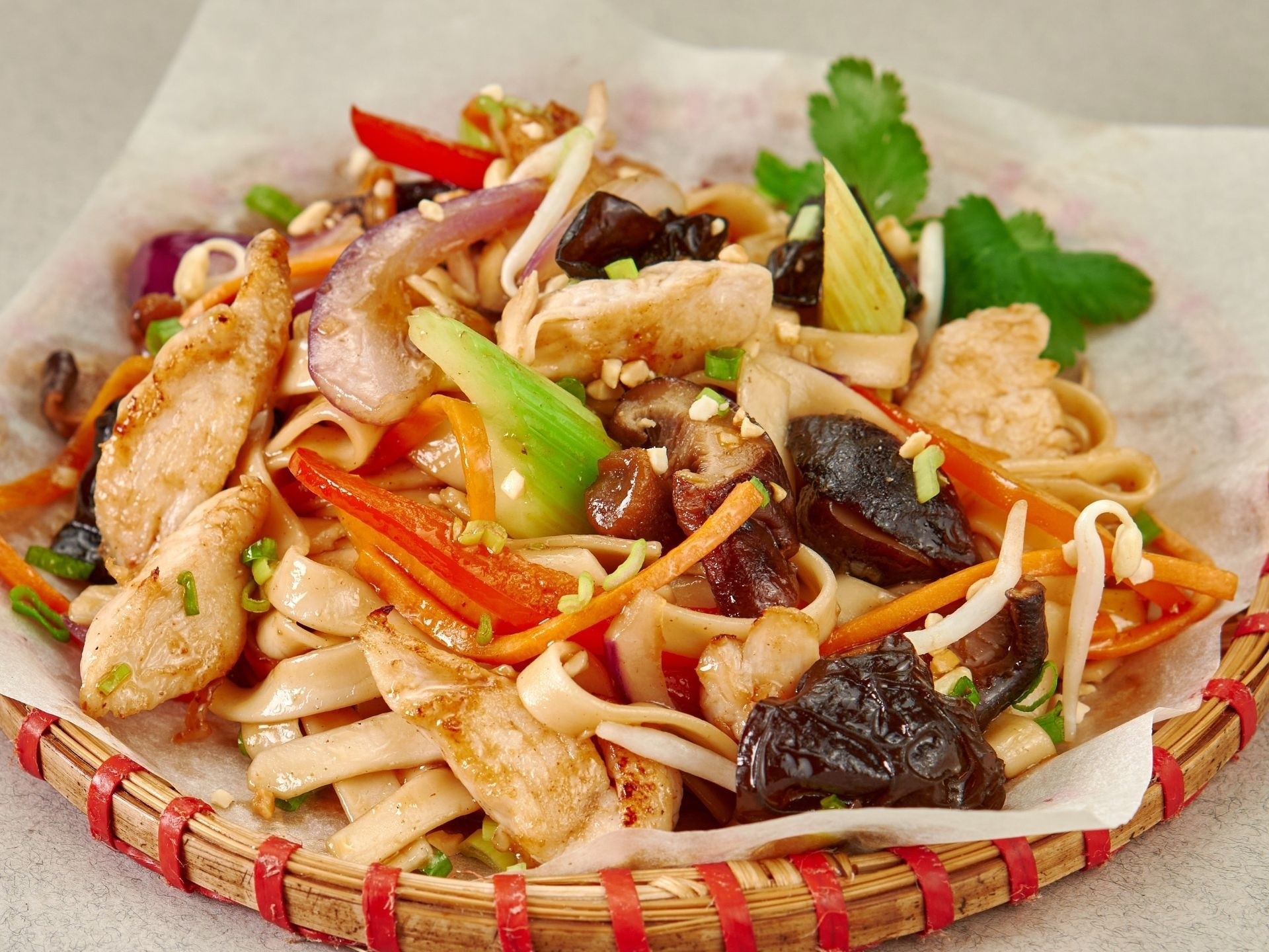 Удон с курицей в соусе терияки