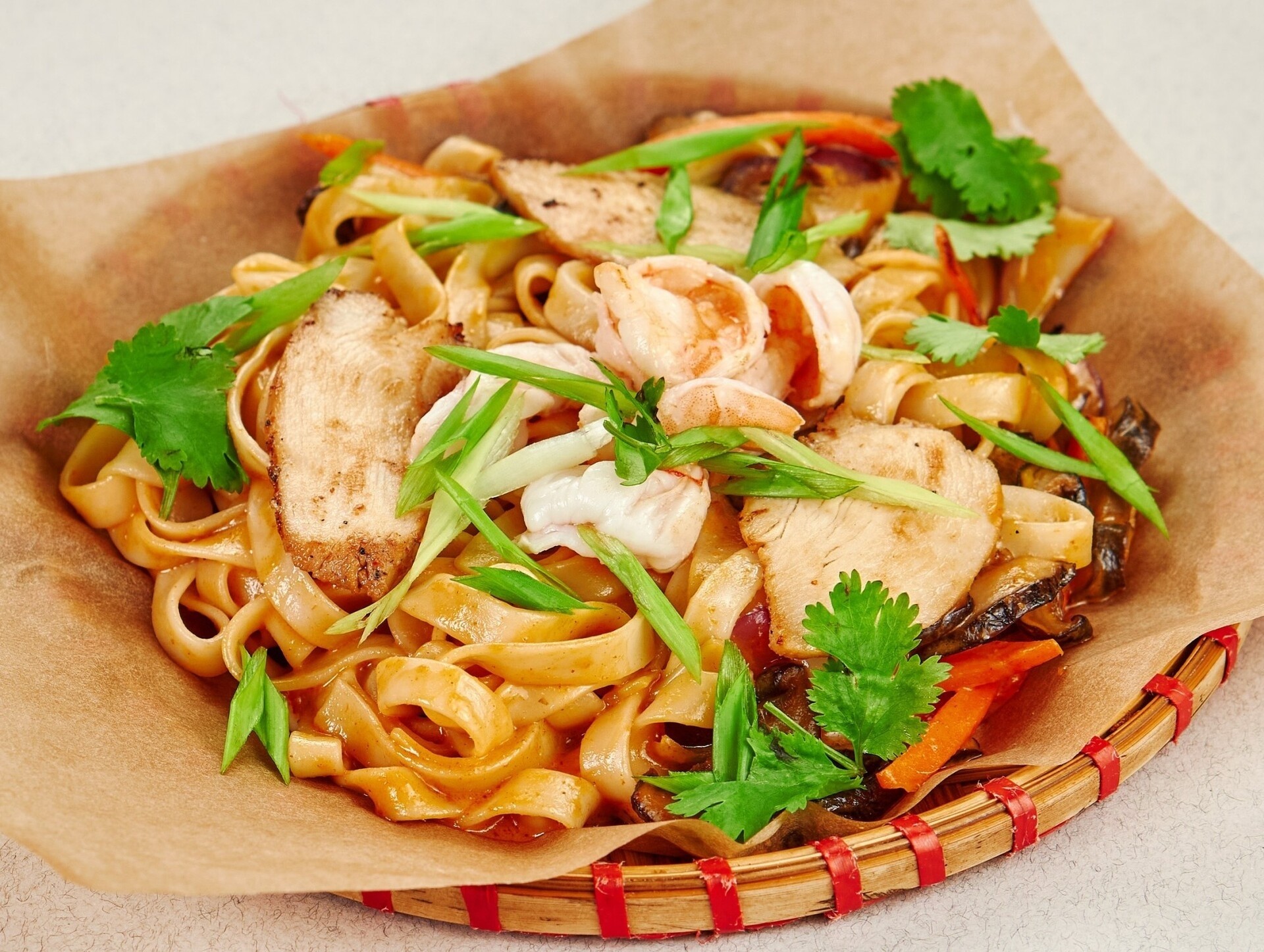 Удон с креветками и курицей в соусе Том-Ям 