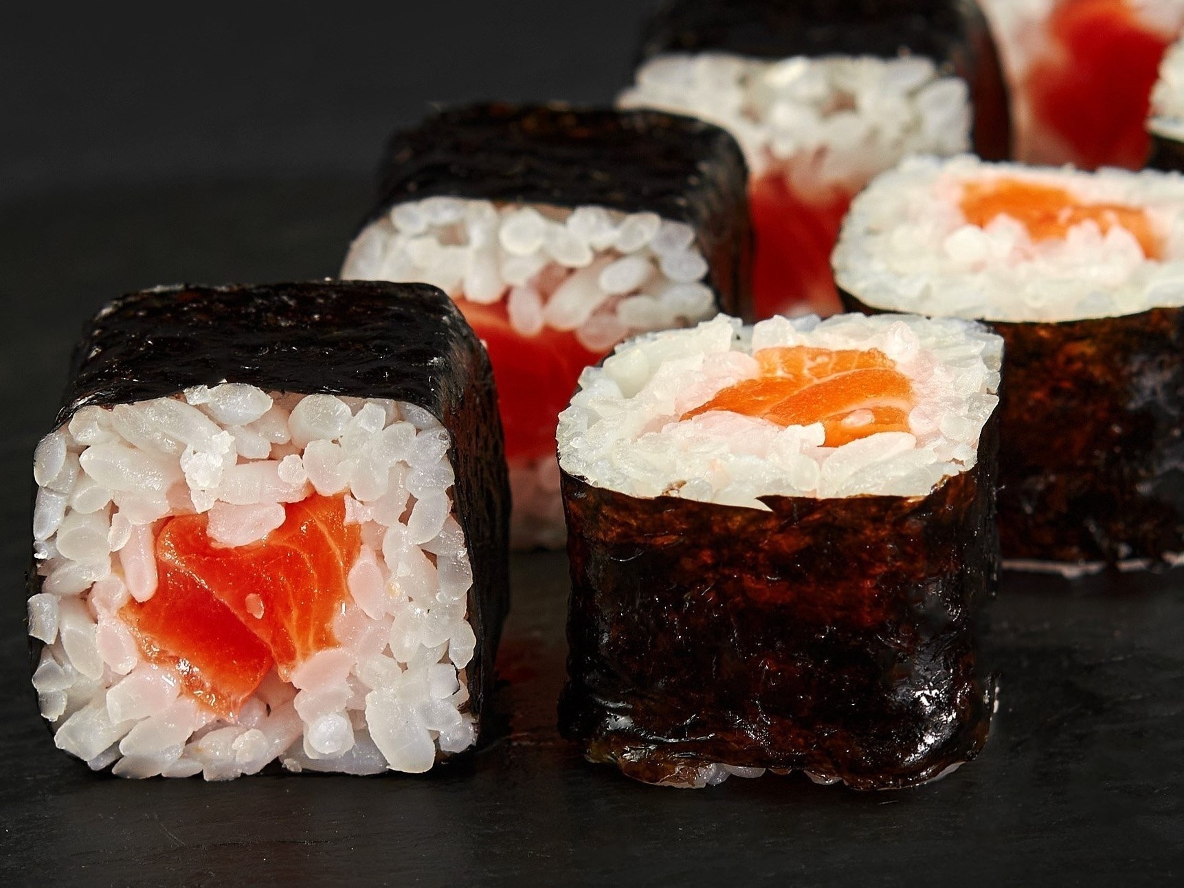 Маки с лососем