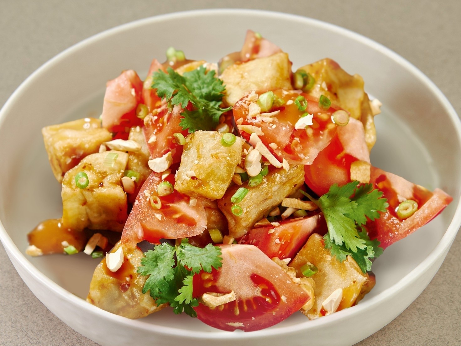 Салат из хрустящих баклажанов и томатов в соусе чили