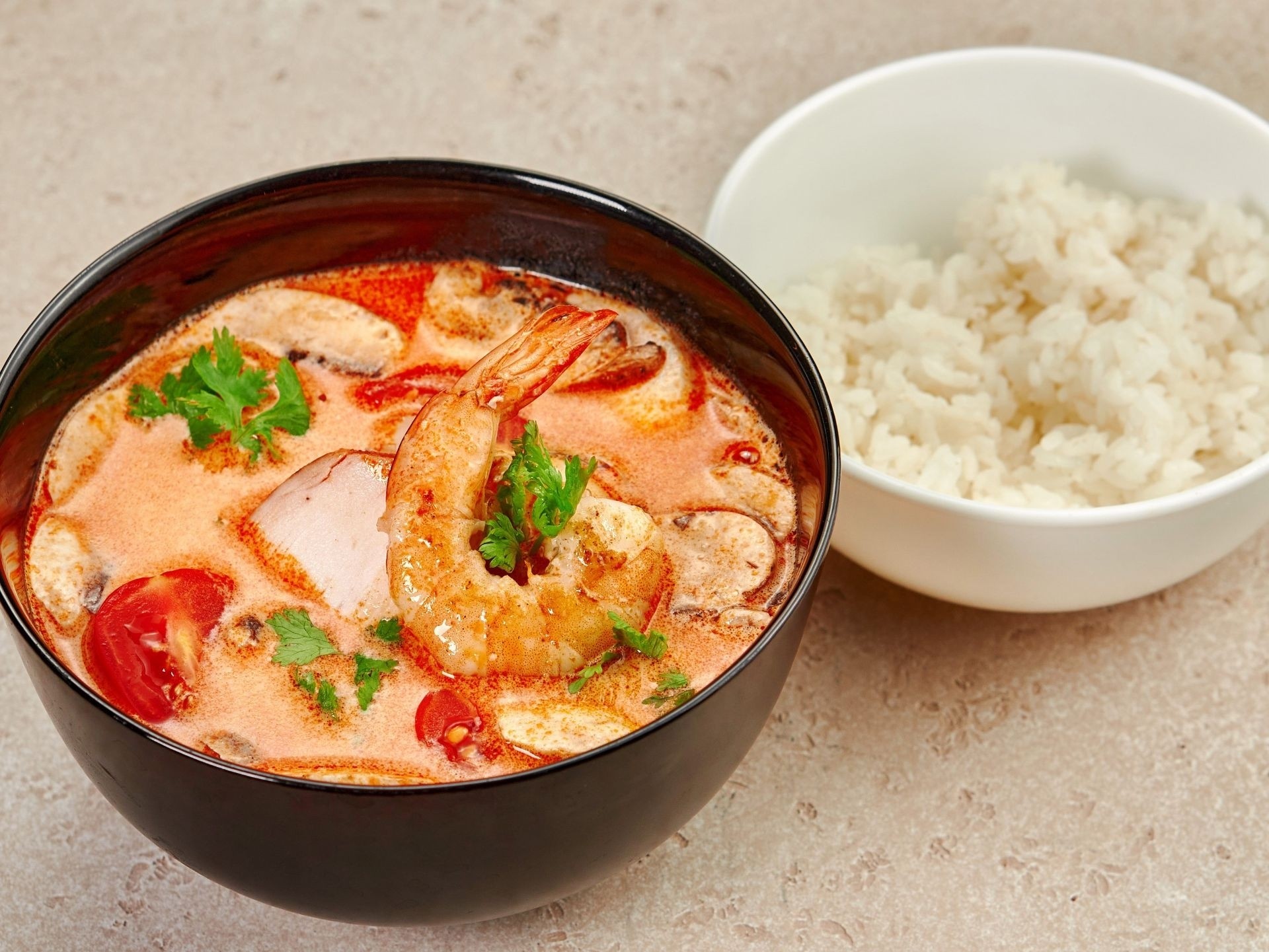 Том Ям с креветками и курицей карри