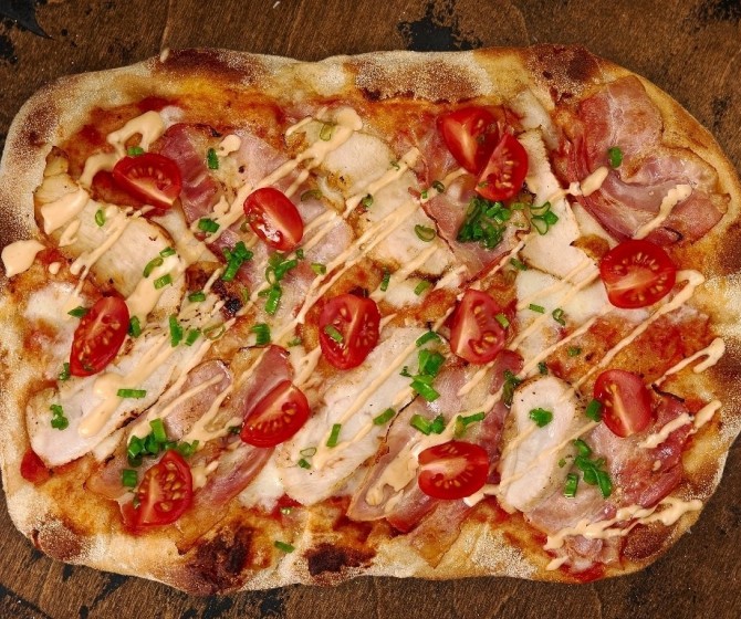 Пицца римская с курицей и копченым сыром