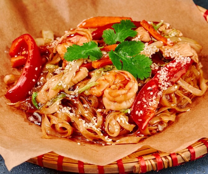 Удон с креветками в соусе терияки