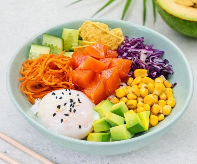 Поке с лососем и соусом Спайс