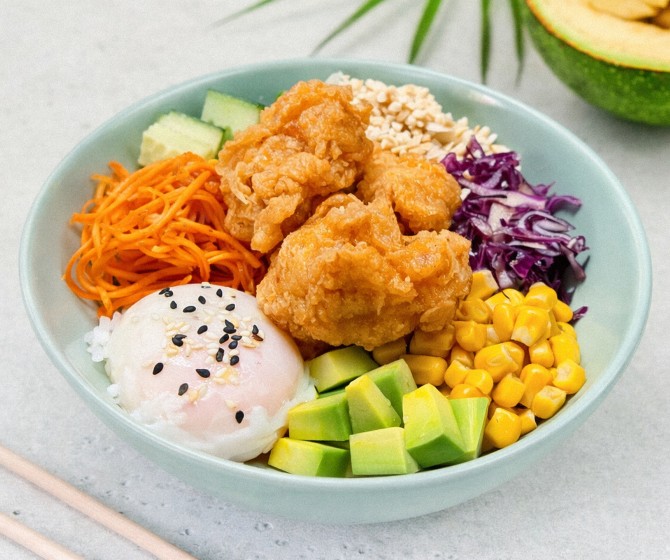 Поке с курицей и соусом Карааге
