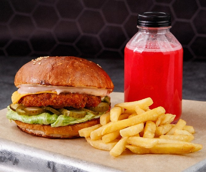 Чикен КОМБО: Бургер+фри+Лимонад Клубника-мята