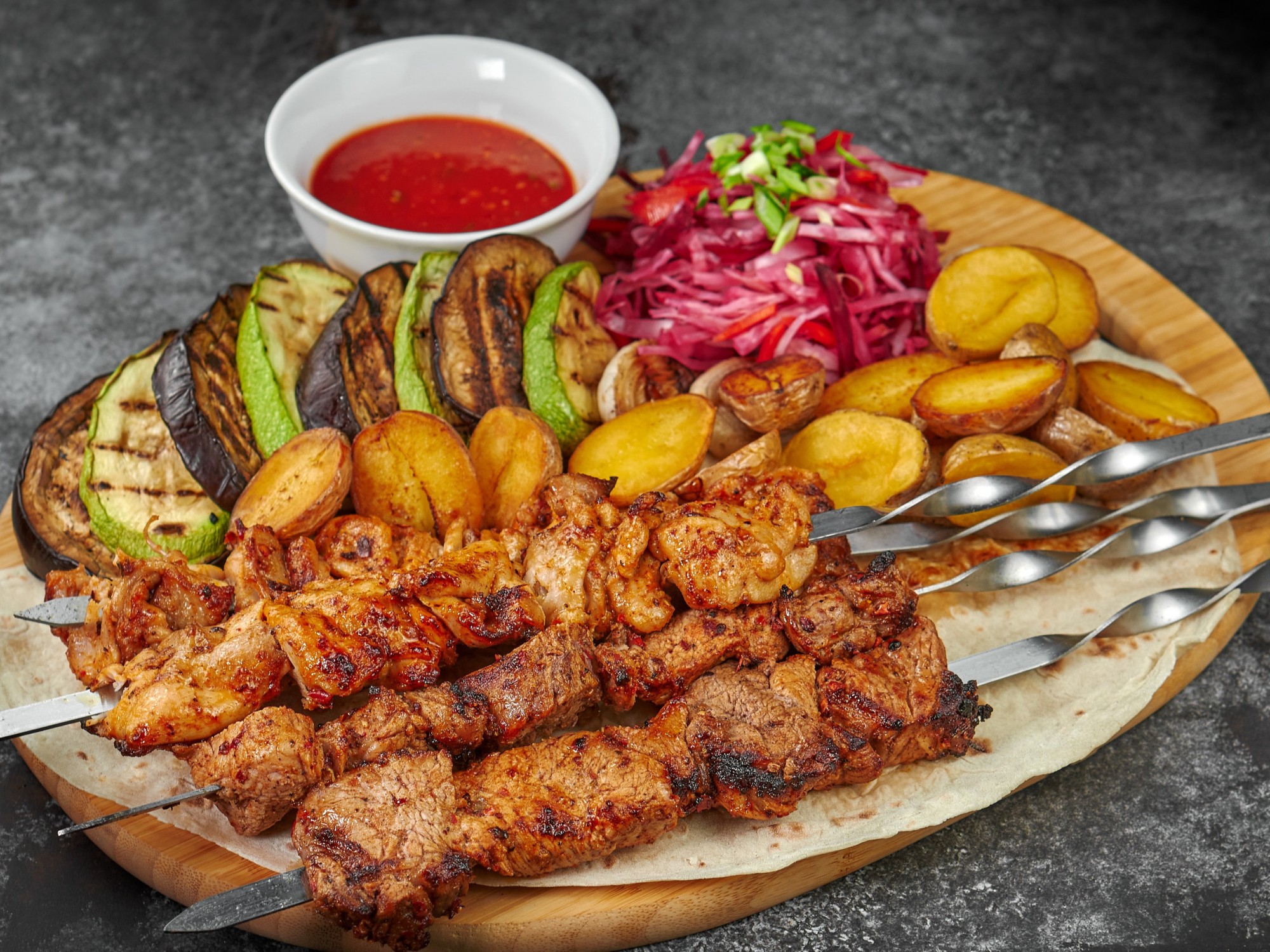Шашлычная 24. Курица гриль в лаваше. Kabob. Kebab Chiefs. Европейский кухни блюда фото комбо.