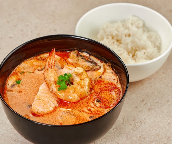 Том Ям с лососем и креветками 