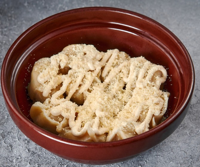 Пельмени с цыпленком, пармезаном и соусом Цезарь 