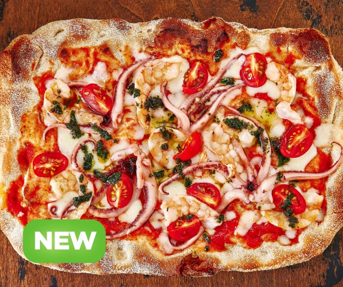 Пицца римская с морепродуктами и соусом песто