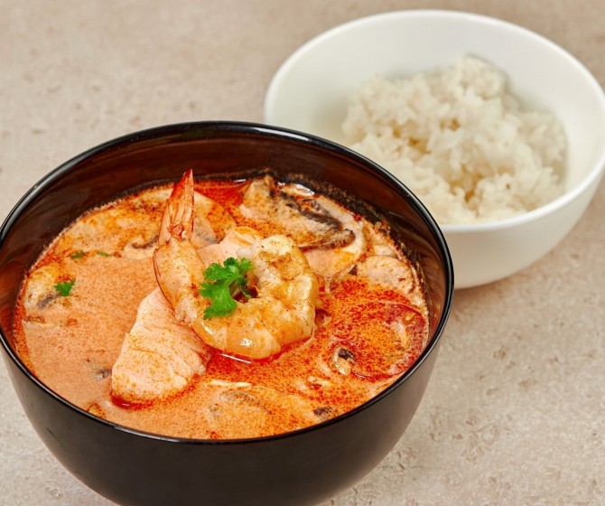 Том Ям с креветками и лососем карри