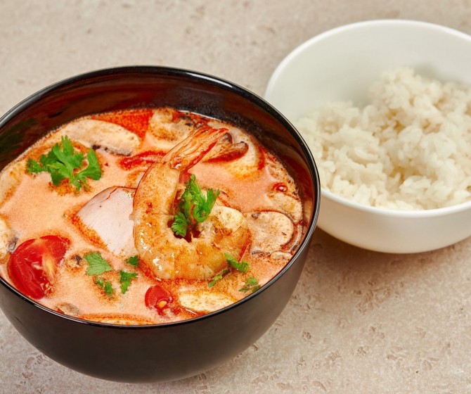 Том Ям с креветками и курицей