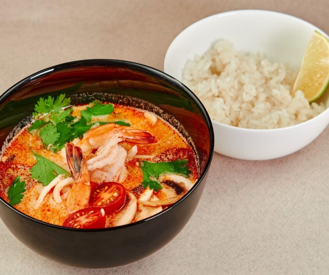 Том Ям с креветками и кальмарами