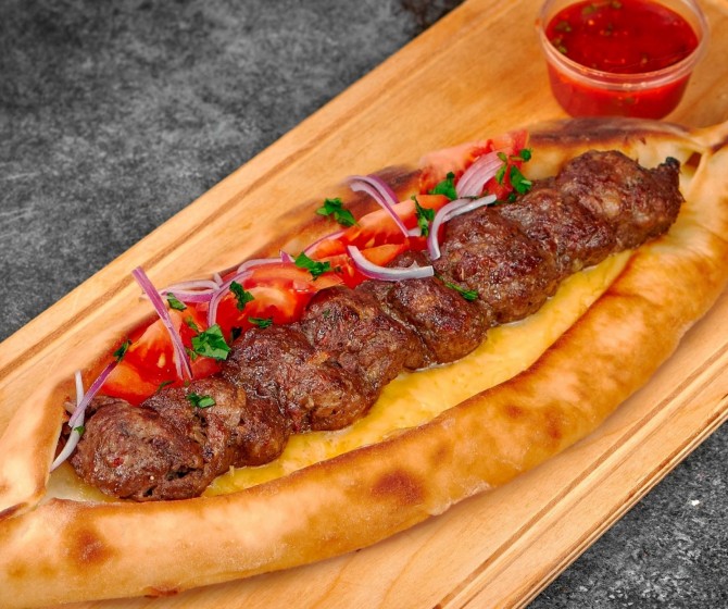 Люля из говядины в сырной лодочке