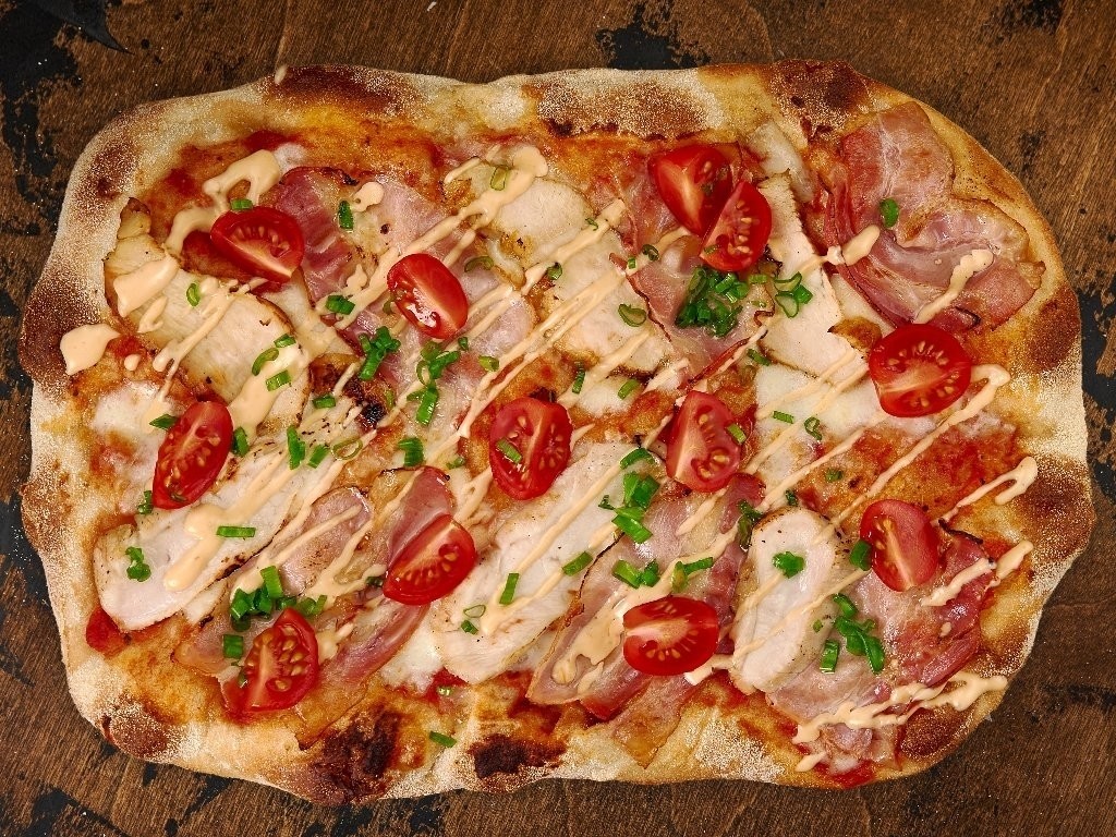 Пицца римская с курицей и копченым сыром