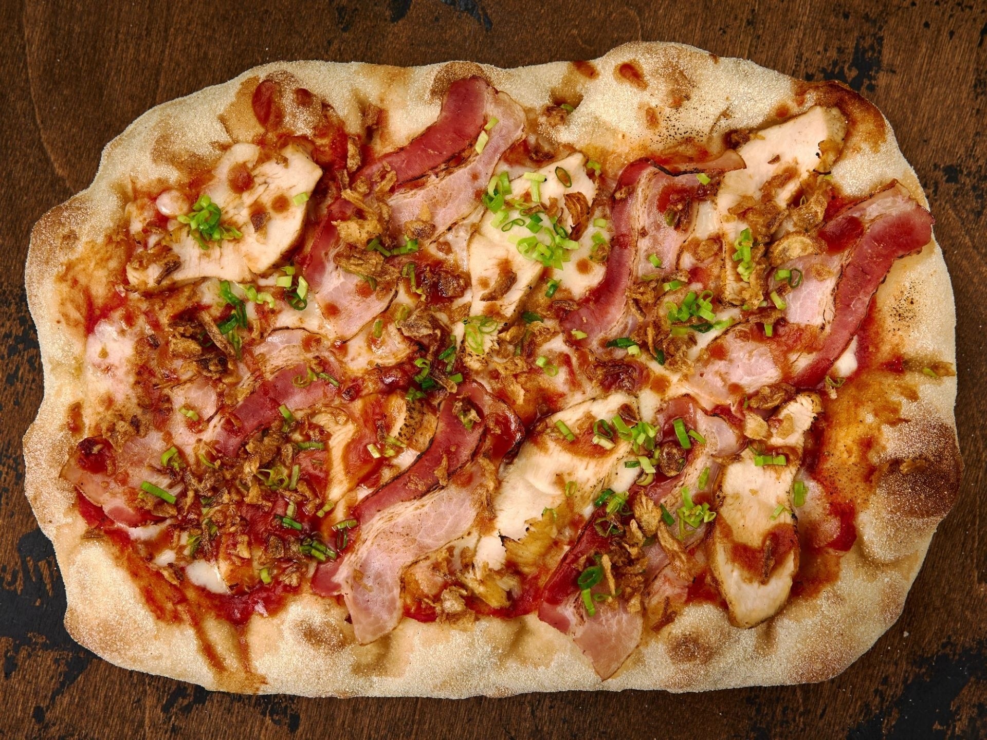 Пицца римская с курицей, беконом и соусом BBQ