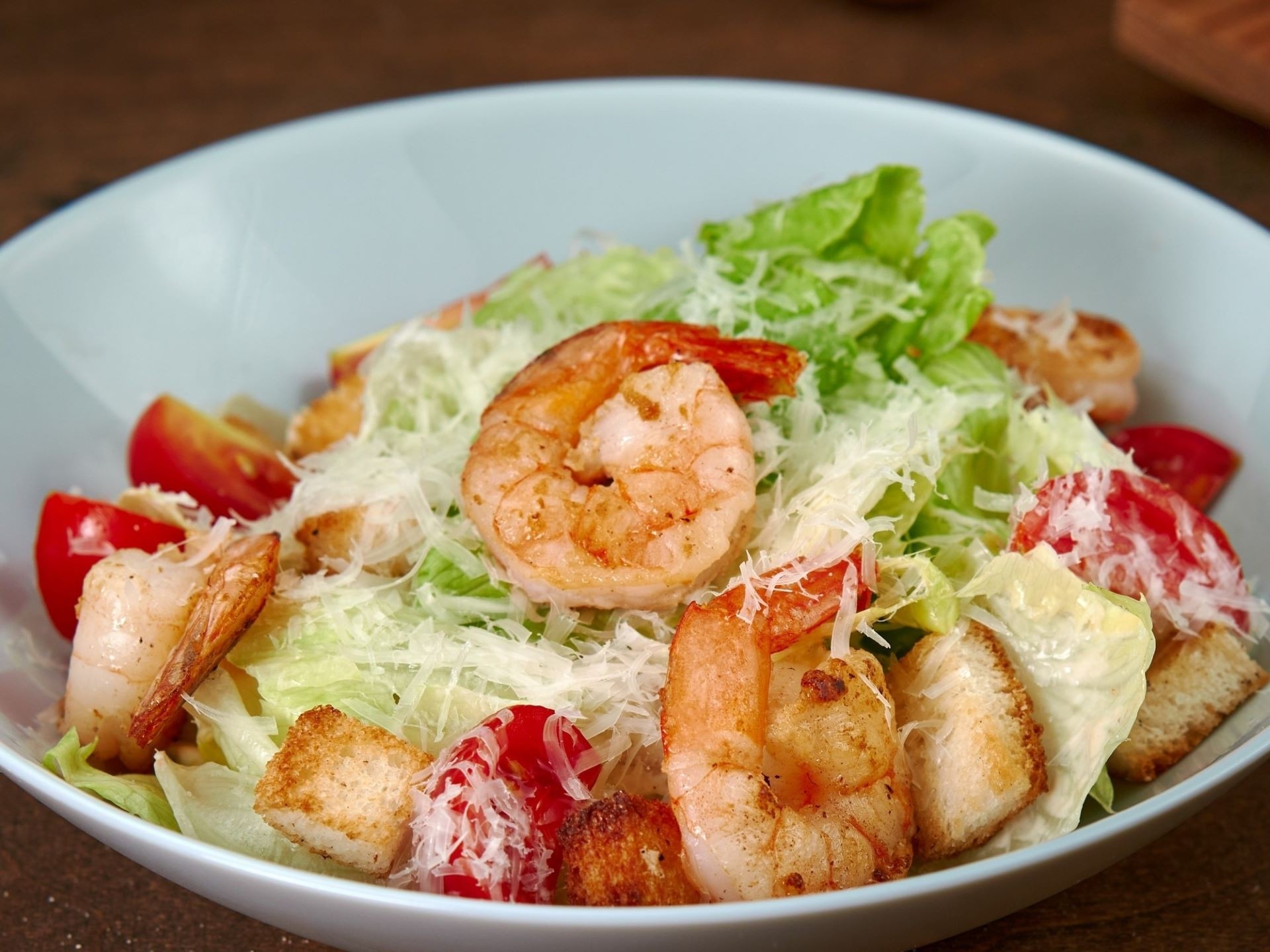 Салат Цезарь с тигровыми креветками