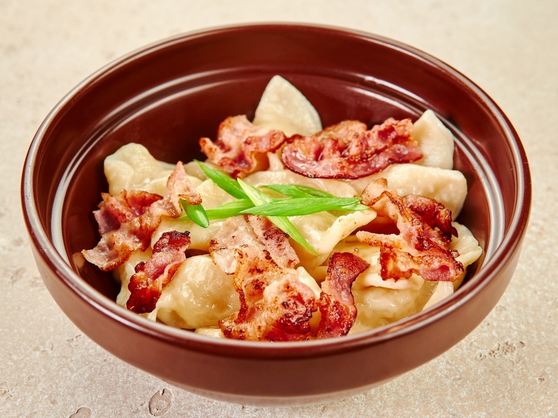 Вареники с беконом, картофелем и жареным луком