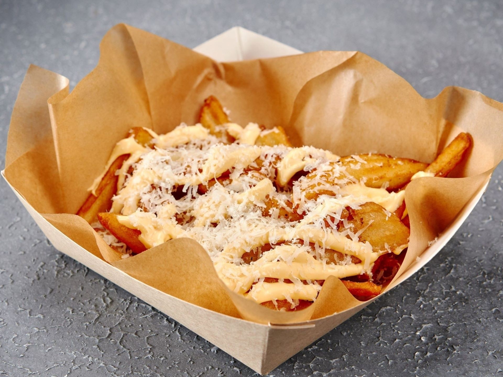 Картофельные стрипсы с сырным соусом, пармезаном и черным перцем