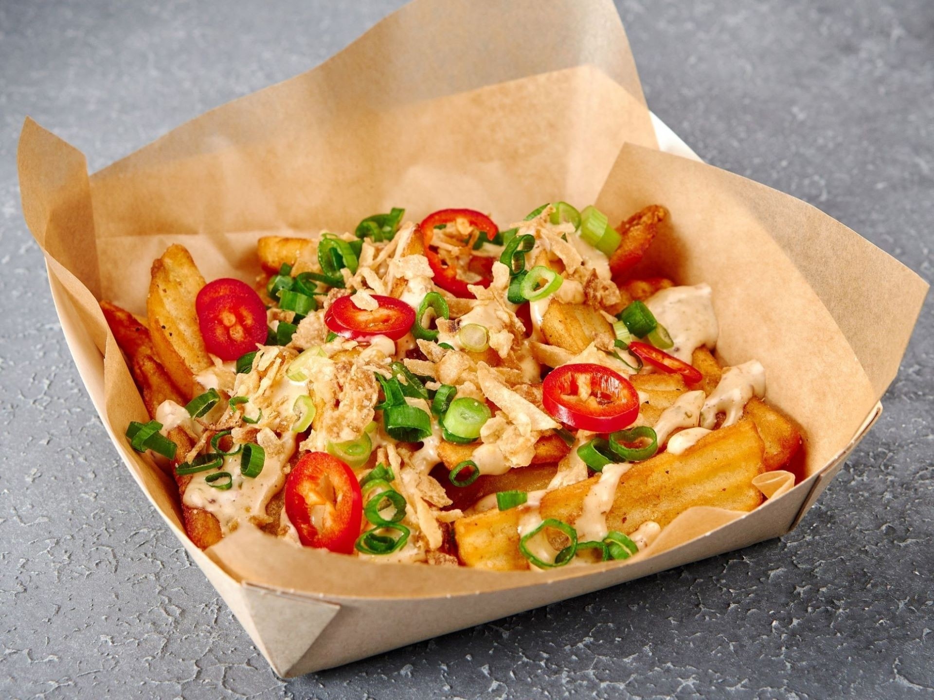 Картофельные стрипсы острые с соусом чипотле и луком фри