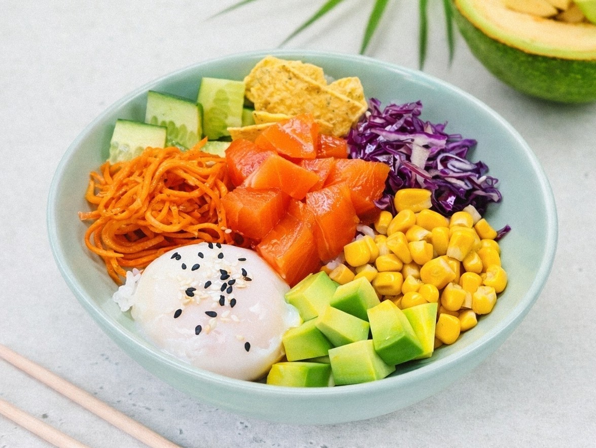 Поке с лососем и соусом Руй