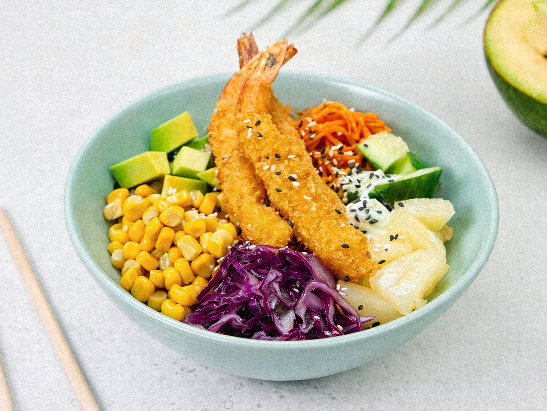 Поке с креветками панко и соусом Спайс