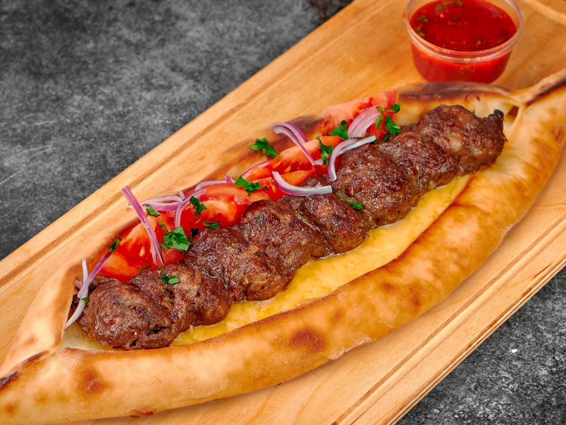 Люля из баранины в пиде из печи с брынзой  и свежими овощами